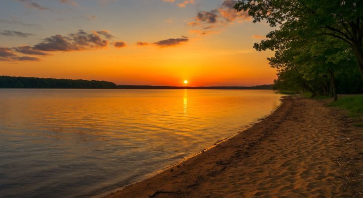 Echo Bay Sands: A Hidden Gem with Sunset View Near Mark Twain Lake